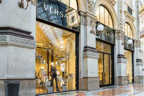 piazza vi febbraio milano versace|Versace Milano Rinascente .